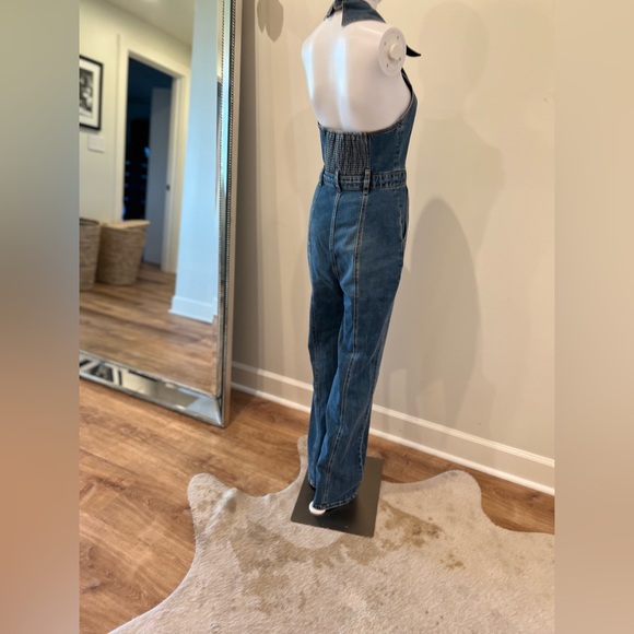 •Alice + Olivia •Noemi Halter Neck Denim Jumpsuit •Worn once •Size: 28 - Picture 12 of 15